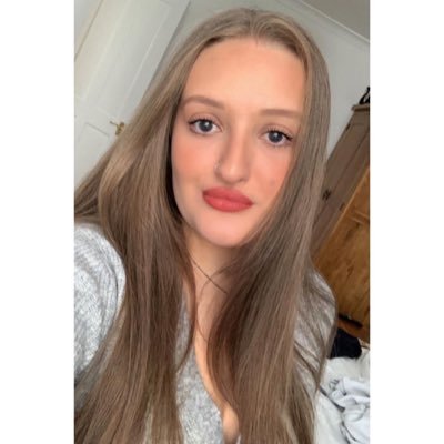 xholly_lawx's profile picture. shes got a book for every situation🍒