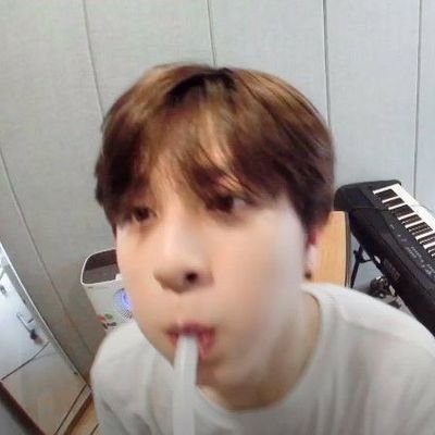 crymetothemoono's profile picture. 