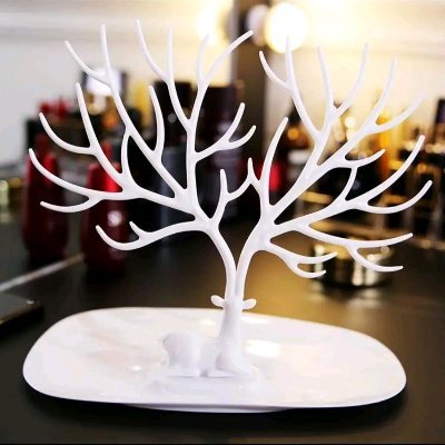 BeckerMaya4's profile picture. Um erfolgreich zu sein, müssen wir Selbstvertrauen haben, dürfen aber nicht zu sehr an unsere Intelligenz glauben.