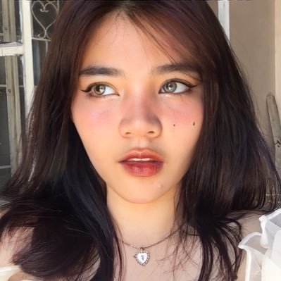 queenieestrada's profile picture. moving to @queeniec222