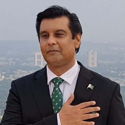 #LEO Great men r nt born grt, thy grow grt, 1 wrld 1country,
Distressed by da Pathetic & feelingless attitude of humanity #Insta/UTube @muwiseangel rt≠edor