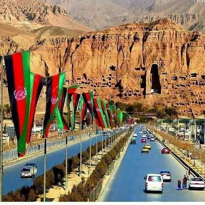 مردی که کوه را از میان برداشت کسی بود
که شروع به برداشتن سنگریز ها کرد
