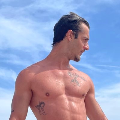 _almath_'s profile picture. Lave ton coeur avant d’aimer, lave ton corps avant d’prier