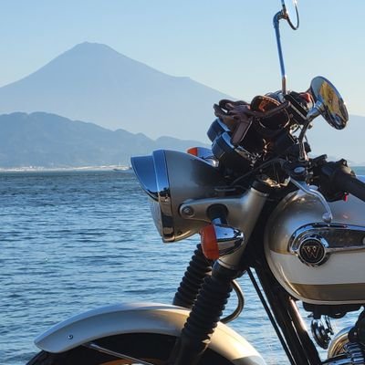 愛車はkawasaki w800とダイハツ アトレー
乗り物何でも好き
緑黄色社会とTHE BAWDIESは永遠にファン
ロック～アイドル何でも好き
キャンプ、釣り、麻雀等々…好きな事多々ある方かな～
お友達になって～🙏