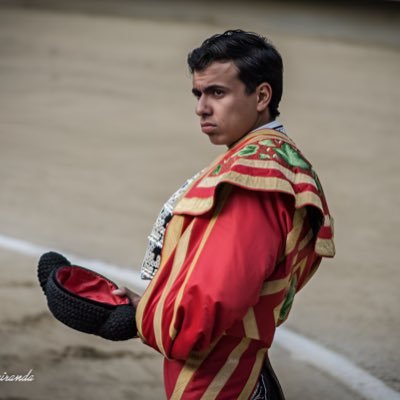 Perfil oficial del matador de toros. Nacido en Medellín (Antioquia, Colombia) y residente en Fuentelencina (Guadalajara, España). Taurino hasta la muerte.