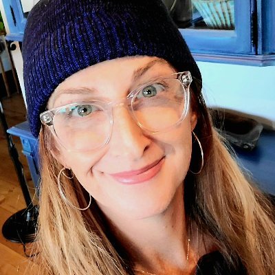 @ResoluteSquare, Executive Editor 🇺🇸, co-host of ZeroLine podcast with @SarahAshtonLV,  fmr. co-host WE'RE SPEAKING, ally, writer, mom, pro-democracy AF.