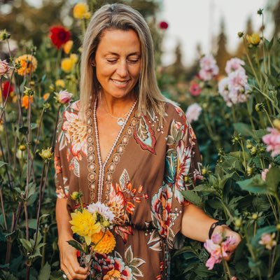 Flower farming organically on my childhood farm in Snohomish County. Seasonal market bouquets available from our Mobile Bloom Bar, Arlington Farmers Market