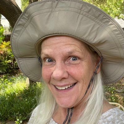 diyladylisa's profile picture. Entrepreneur 💁🏼| Animal Lover 🐾| Certified Coach 👣| Woman w/Power Tools ⛑| Believer in Christ 🙏🏼