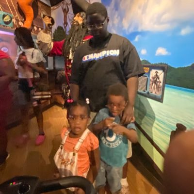 Single father of 4 live and breathe for them🙏🏿💪🏿🦿