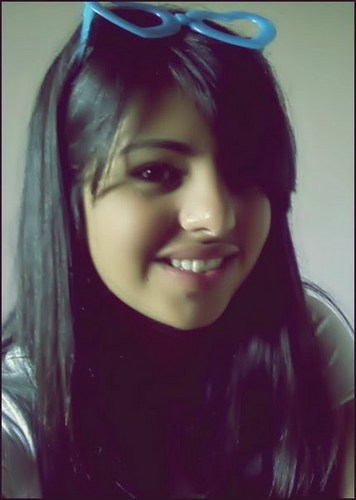 Elα é perfeitα, mαs tem inúmeros defeitos.
Elα fαlα αlto, gritα, dá gαrgαlhαdαs, mas se fαz de tímidα.
Elα é sαntα, mαs sabe provocαr ★