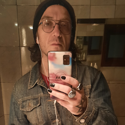 Escritor, papá en rodaje y mago que ríe.