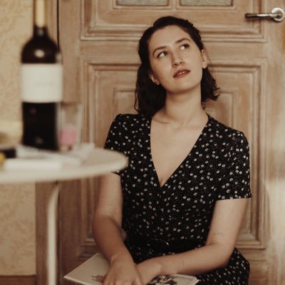 LantratV's profile picture. Ну эта, высокая, кудрявая, тексты пишет