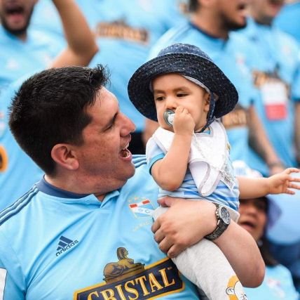 Hincha acérrimo del Sporting Cristal, papá de Fabio, trato de seguir al SPORTING a todos lados.