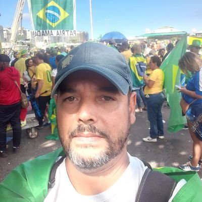 Sou um cara que amo muito a minha família! DEUS!Família!Pátria! Liberdade! Brasil acima de tudo! DEUS acima de todos! Deus salve o nosso Brasil!