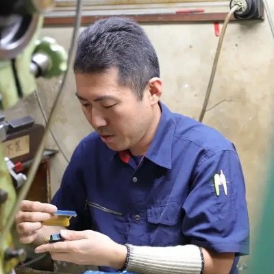 【あなたの思いに共感する町工場！】老舗50期目の町工場┃協力加工業者50件以上┃ブランドロゴプレート1000以上作製実績┃誰もが憧れるブランドも請負う┃小ロット生産（初回3万円～）┃OEM製造┃真鍮┃海外との価格競争はお断り┃税理士事務所勤務歴あり┃簿記は2級┃金属プレス加工