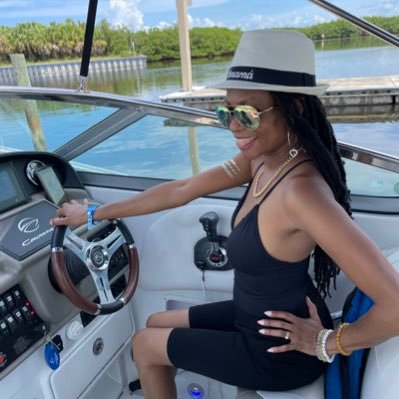 ev_perezdavis's profile picture. MD Realtor®️| Taco enthusiast 🌮 | Panameña 🇵🇦