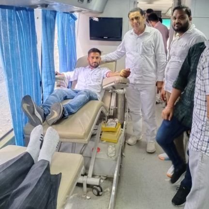 Nareshsaini039's profile picture. .चढ़ने दो अभी और ज़रा वक़्त का सूरज,

हो जायेंगे छोटे जो अभी साये बड़े हैं