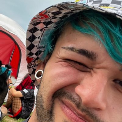 moshe_nw's profile picture. alcoholic alien.