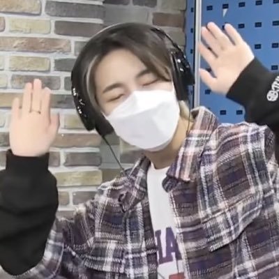 ezioksm's profile picture. nobody really likes us except for us.