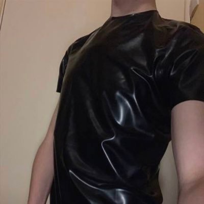 Bi🏳️‍🌈Irish🇮🇪Rubber Toy - 24 - Vers - Dms are open - Into Trans/Femme/Femboy/Guys to fuck and be f*cked in Rubber or Girls into pegging
