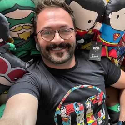 Curador, empresário, entusiasta de quadrinhos. Cofundador da CCXP, CEO da Chiaroscuro Studios, sócio da Poc Con. Cidadão de Gotham.