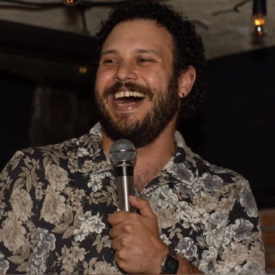 Comediante-hijo de la chingada, pero con modales.