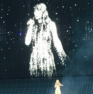 helpmeholdon213's profile picture. 