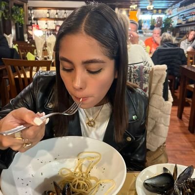 JeannyTM's profile picture. Creo en el rosado. Creo que la risa es el mejor quemador de calorías. Creo en besar, besar mucho. Creo en ser fuerte incluso cuando todo parece andar mal