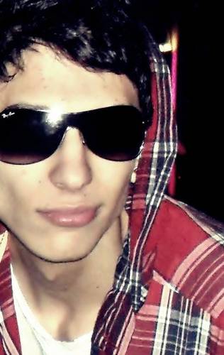 chocólatra,19 anos, twitteiro, companheiro, sãopaulino, bipolar, leonino, bagunceiro, desengonçado, preguiçoso, LOUCO !*  eletrônica&sertanejo ♫', rÁ *-*