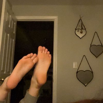 22 • size 8 🦶🏼• feet pictures & vids • pay for my pedicures • kink friendly, DMS are open, just ask ✨ 💟 ca$happ $gscpx💟