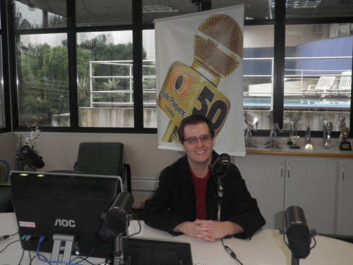 Rádio Paiquerê 91,7.
Aos domingos, das 10 às 13hs, apresento o Plantão Paiquerê, com informações da rodada, gols, histórias e entrevistas com grandes craques.
