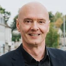 Jurist, Sozi, 27 Jahre GSR, autofrei, Zugfahrer, grün in Theorie & Praxis, beinahe Nationalrat....