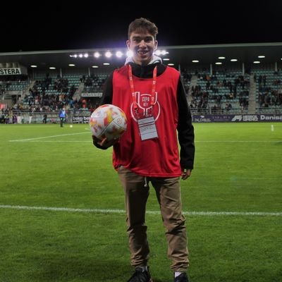 ❤️⚽
Futuro periodista y amante del fútbol

Estuve en @cyltv y fundé @pichichi_futbol

Fútbol Histórico ⬅️⚽

Informando del Real Valladolid 🟣⚪