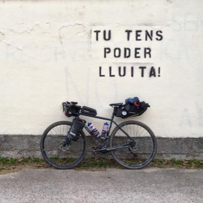 Avocate à vélo. Ils font pousser des barbelés, cultivons les tenailles 🪴 
#Calais, #frontières, #prisons
Milite chez @AssociationA3D & @revue_deliberee