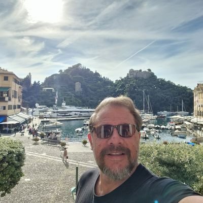 LoroLorenzana's profile picture. Cuando se pierde una amistad tan cercana, duele, pero el tiempo lo va curando todo. hoy mejor que ayer.