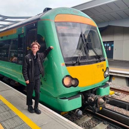 Train door negotiator. Croydonian in Nottingham. Usually found geocaching, in a kayak or a tent with @mrdannyp. Amateur naturalist. Views = own 🏳️‍🌈 🏳️‍⚧️🏕️