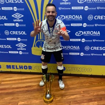 Atleta do @corinthians e @umbrobrasil “O Baixinho bom de bola” 16 finais/ 14titulos 🏆 pelo futsal do Timão! BI CAMPEÃO LNF