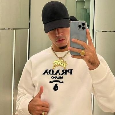 é definitivamente os olhos dele me guiam na escuridão.!🤍 @l7nnon1994