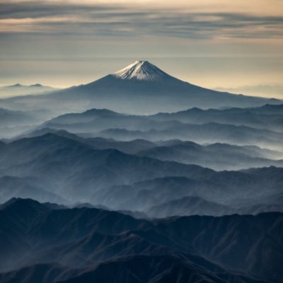 はじめまして。 人間はいつも真ん中に いなさい。偏ると思想が子供になると祖父から 教わって生きています。日本🇯🇵の古き良き文化は継承していきたいですが、他民族を陥れるような意識の低い輩とは一線引いてます。