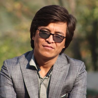 در روستا زاده شدهام و کودکیام در میان «نبودنها» و «نداشتنها» سپری شده است. در بامیان جامعهشناسی خواندهام و پس از آن سرگردان خیابانهای کابل بودهام.