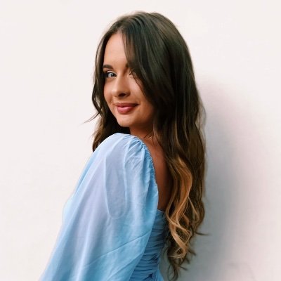 Georgetown University 
Account Coordinator @ pear the agency.
Lover of coffee, books and Taylor Swift :)