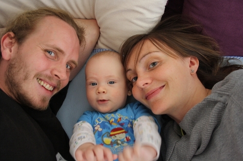 Wir sind zwei die über Twitter versuchen ihr Projekt zu starten
Wir sind beide 30 und haben einen 7 Monate alten Sohn!

http://t.co/bUe024borc