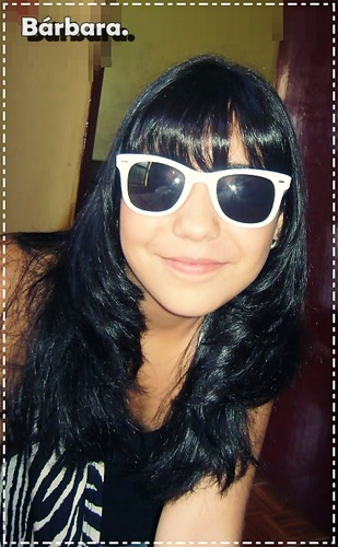 15 anos, sagitariana, mimada,bipolar , louca, preguiçosa, , chocólatra  indecisa, distraida, tímida, brincalhona.*_*