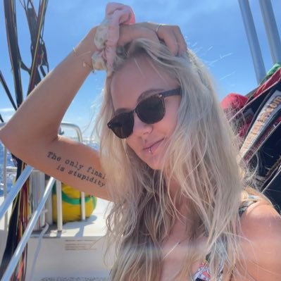 Honneyybeeee's profile picture. Get naked and do witchcraft. Taken af. She/Her 💕