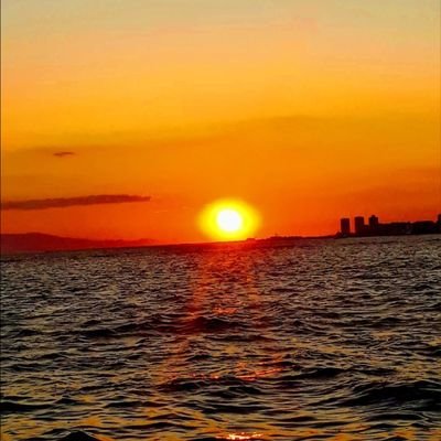 izmir den, yaş 42 uymuyorsa lutfen zamanimi calmayin.Gizli ve maddi manevi Elit insanlar ariyorum. pazarlik yok ucuz değilim.... ORTAMDA SIGARA İSTEMİYORUM.