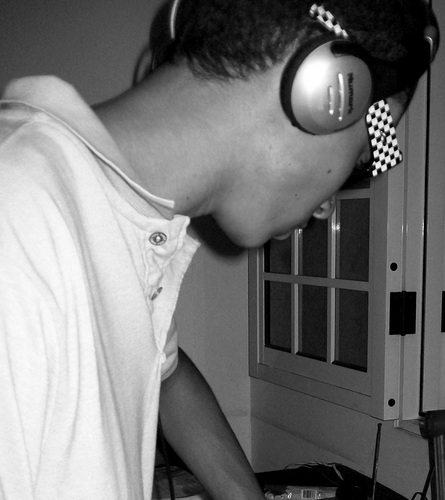 Dj set  , Brasileiro , z/L de São Paulo . Escorpião , 18anos , http://t.co/1PIplxGsRx
