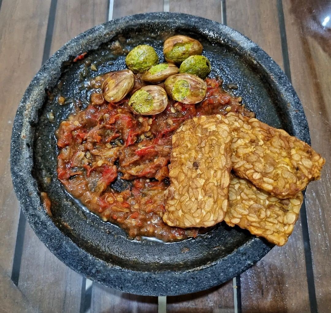 chairil_g's profile picture. ➡ Kesedihan bukan karena ketiadaan kebahagiaan. Tapi karena ketidakmampuan kita untuk melihat sisi positif dari segala sesuatu.