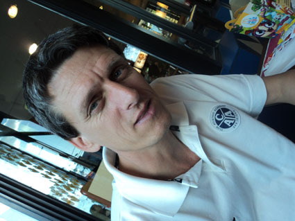 Hincha y directivo del Club Acassuso. Jefe de Prensa de las Selecciones de Futsal y Fútbol Playa de AFA, un placer. Y, como si fuera poco, una hermosa familia.