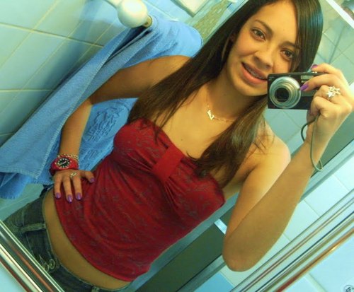. . agrado alguns naturalmente outros vão detestar, mais eu faço por mim, errado é se eu mudar pra te agradar ♪ $$$$$$$$ *