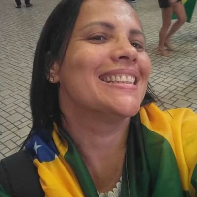 cristã, conversadora, mãe,esposa,filha,amiga,em relacionamento com a enfermagem, curiosa, realista,leitora, fã de bons raciocínios,amo a simplicidade !